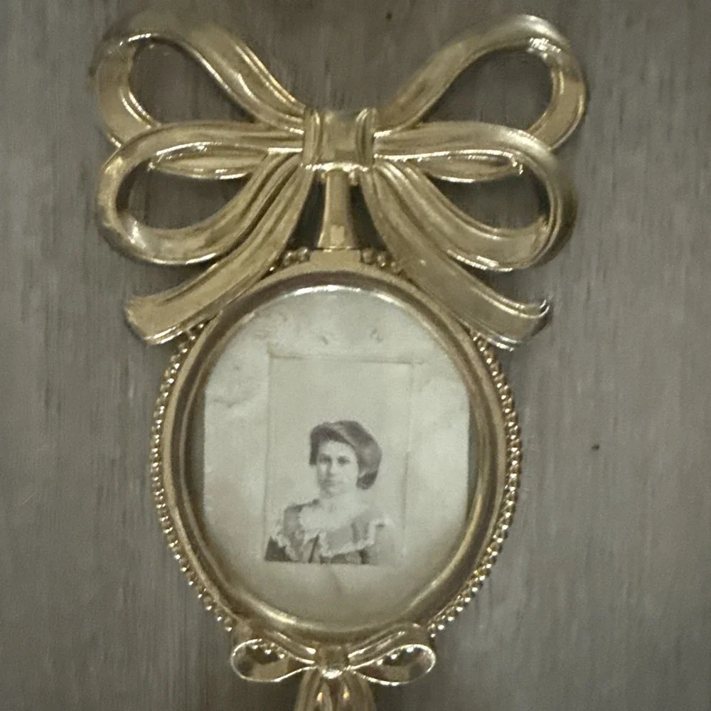 Vintage Bombay Company 3-Tiered Gold Toned Hanging Picture Frames 2